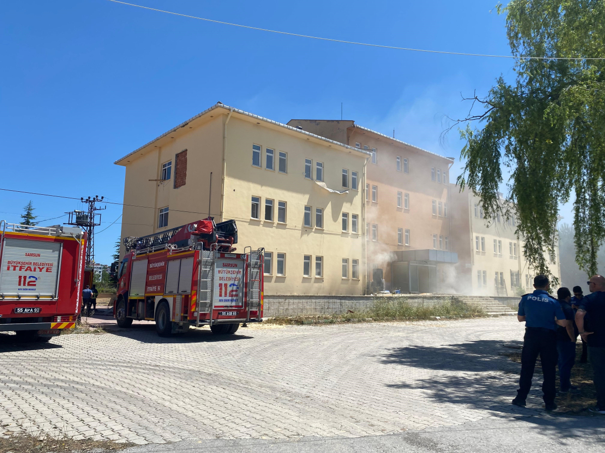 Eski hastane binasında arşiv yangını: Dumanlar çevreyi sardı