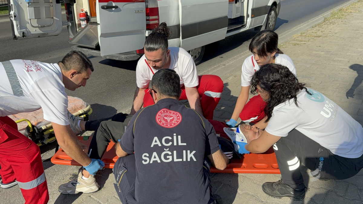 Samsun'da motosiklet yayaya çarptı: 2 yaralı