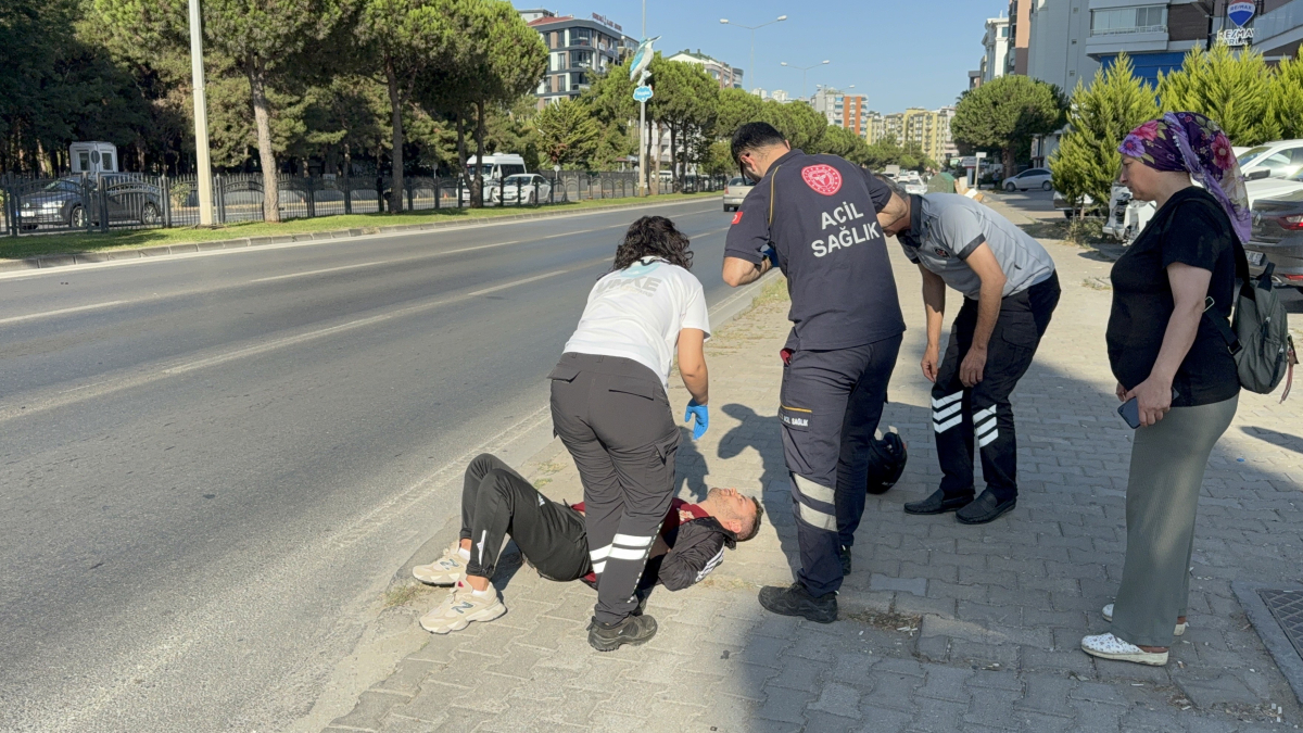 Samsun'da motosiklet yayaya çarptı: 2 yaralı