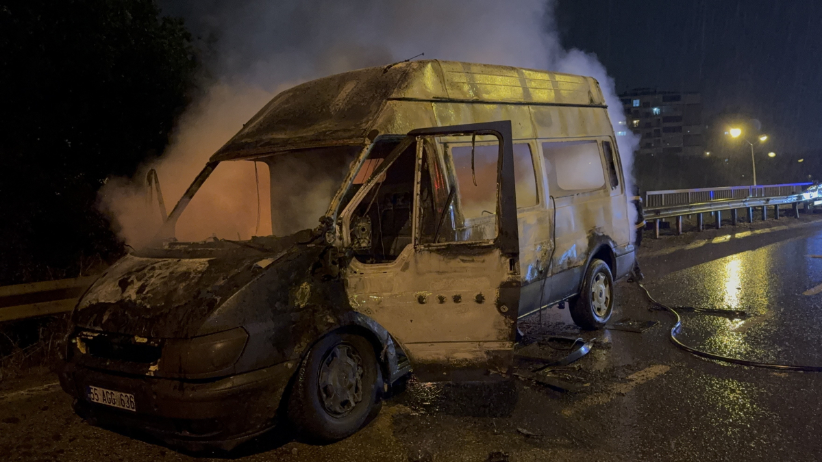 Samsun’da minibüs alev alev yandı