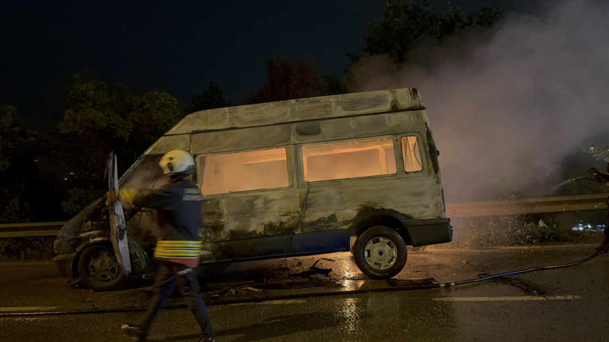 Samsun’da minibüs alev alev yandı