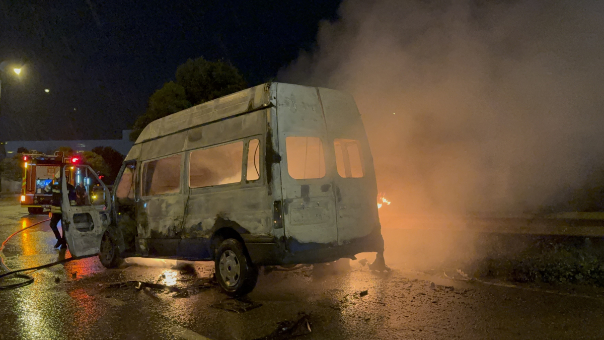 Samsun’da minibüs alev alev yandı