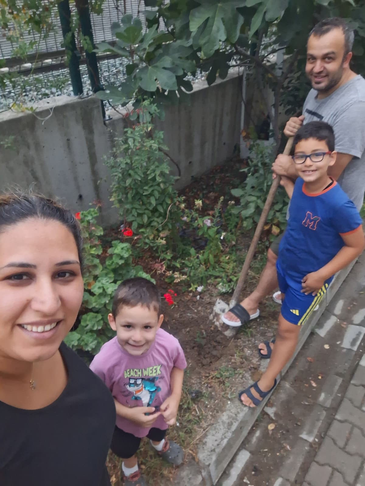 Minikler, gelecekleri için ağaç dikti