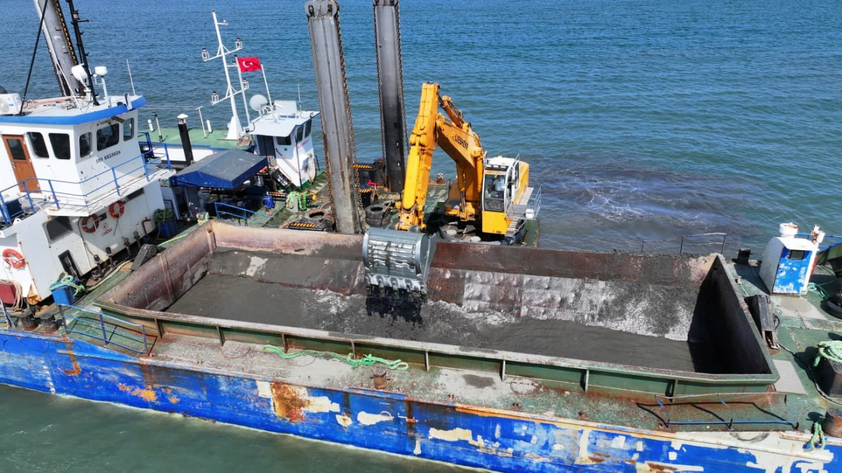 Terme Limanı’nda kum temizliği başladı