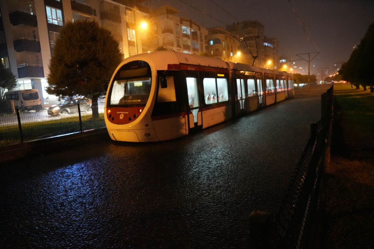 Samsun'da kuvvetli sağanak: Atakum'da ev ve iş yerlerini su bastı