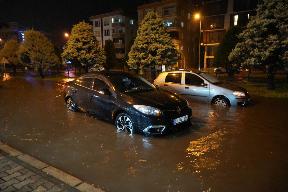 Samsun'da kuvvetli sağanak: Atakum'da ev ve iş yerlerini su bastı