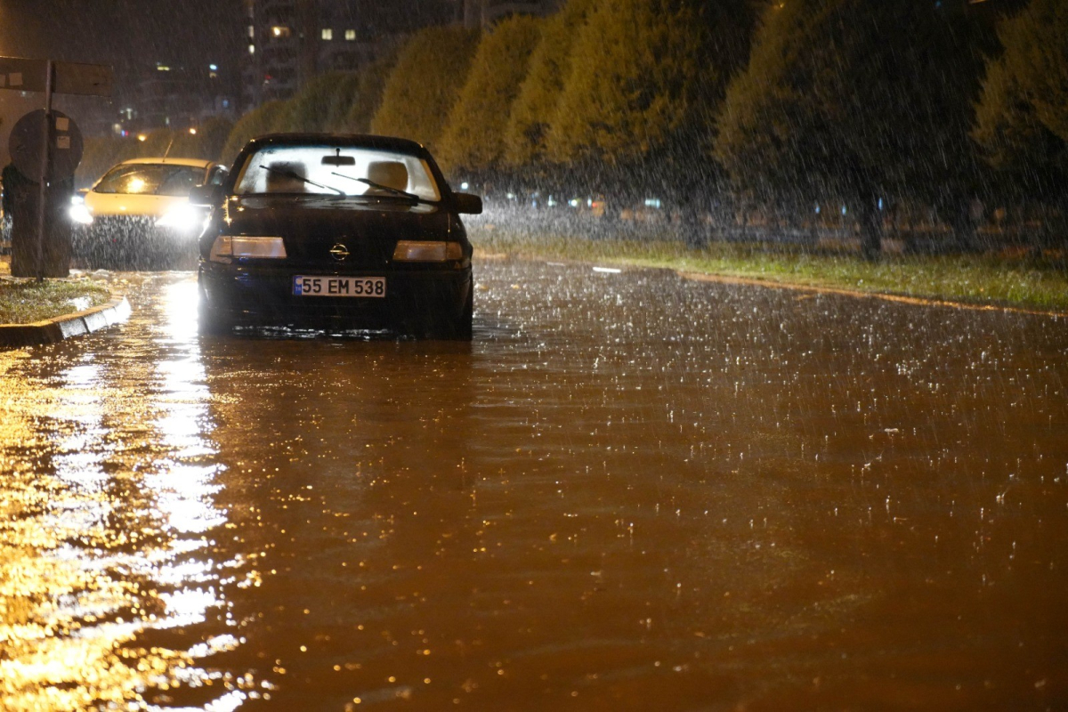 Samsun'da kuvvetli sağanak: Atakum'da ev ve iş yerlerini su bastı