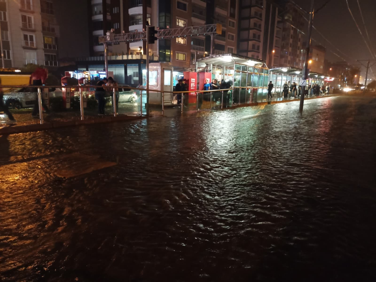 Samsun'da kuvvetli sağanak: Atakum'da ev ve iş yerlerini su bastı
