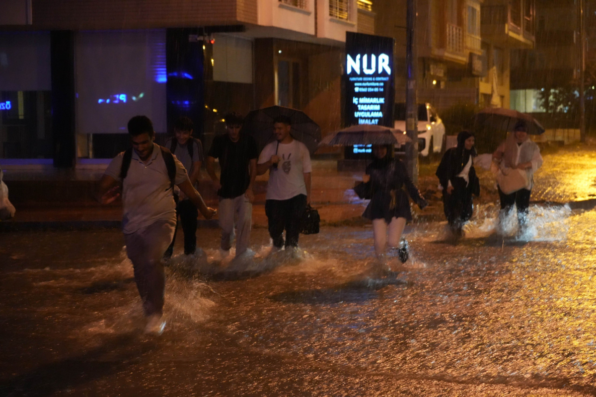 Samsun'da kuvvetli sağanak: Atakum'da ev ve iş yerlerini su bastı