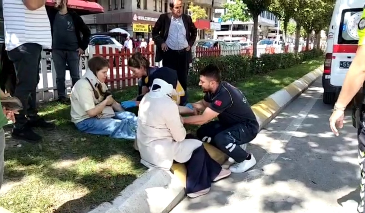 Bafra’da yaya geçidinde kaza: 3 yaralı, kaza anı kamerada