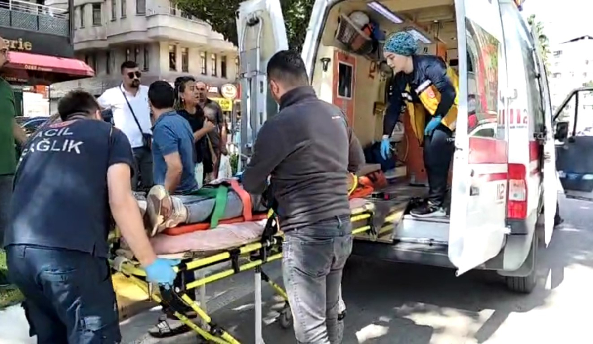 Bafra’da yaya geçidinde kaza: 3 yaralı, kaza anı kamerada