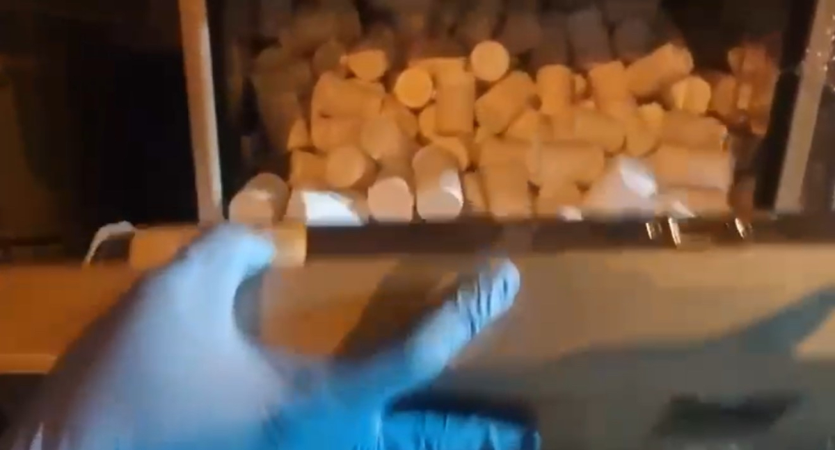 Bulaşık makinesine gizlenen 53 bin adet uyuşturcu hapı narkotik köpeği buldu