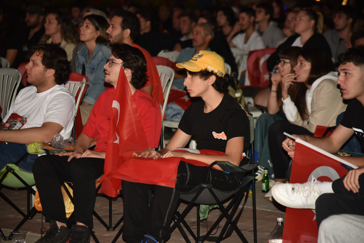 Atakum Belediyesi 12 Dev Adam’ın final heyecanını dev ekranda paylaştı