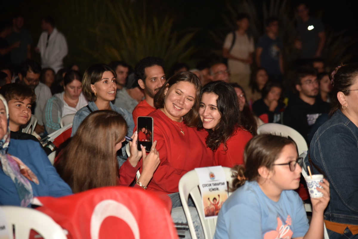 Atakum Belediyesi 12 Dev Adam’ın final heyecanını dev ekranda paylaştı