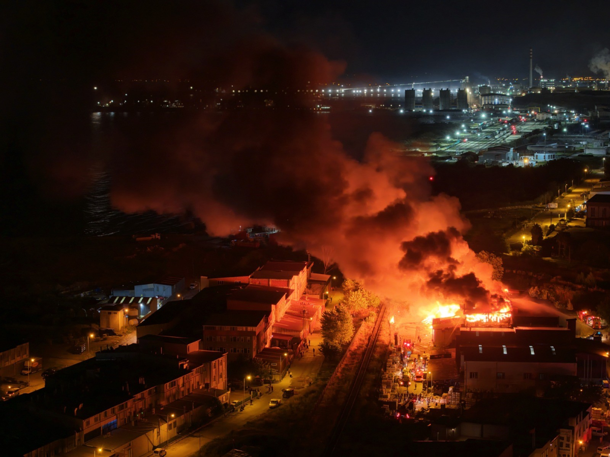 Samsun'da kereste fabrikası alevlere teslim: Yangın havadan görüntülendi
