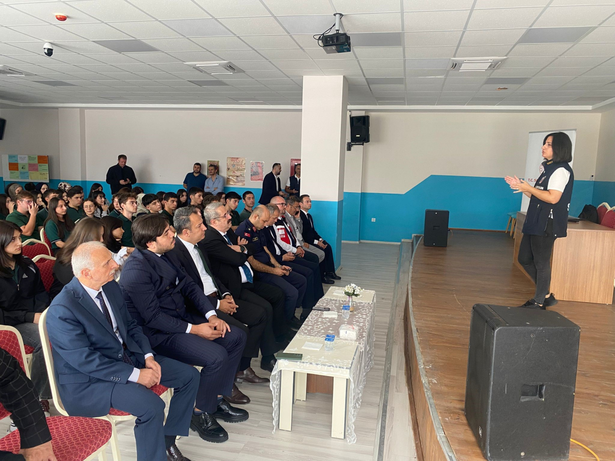 Çarşamba'da lise öğrencilerine bağımlılıkla mücadele semineri
