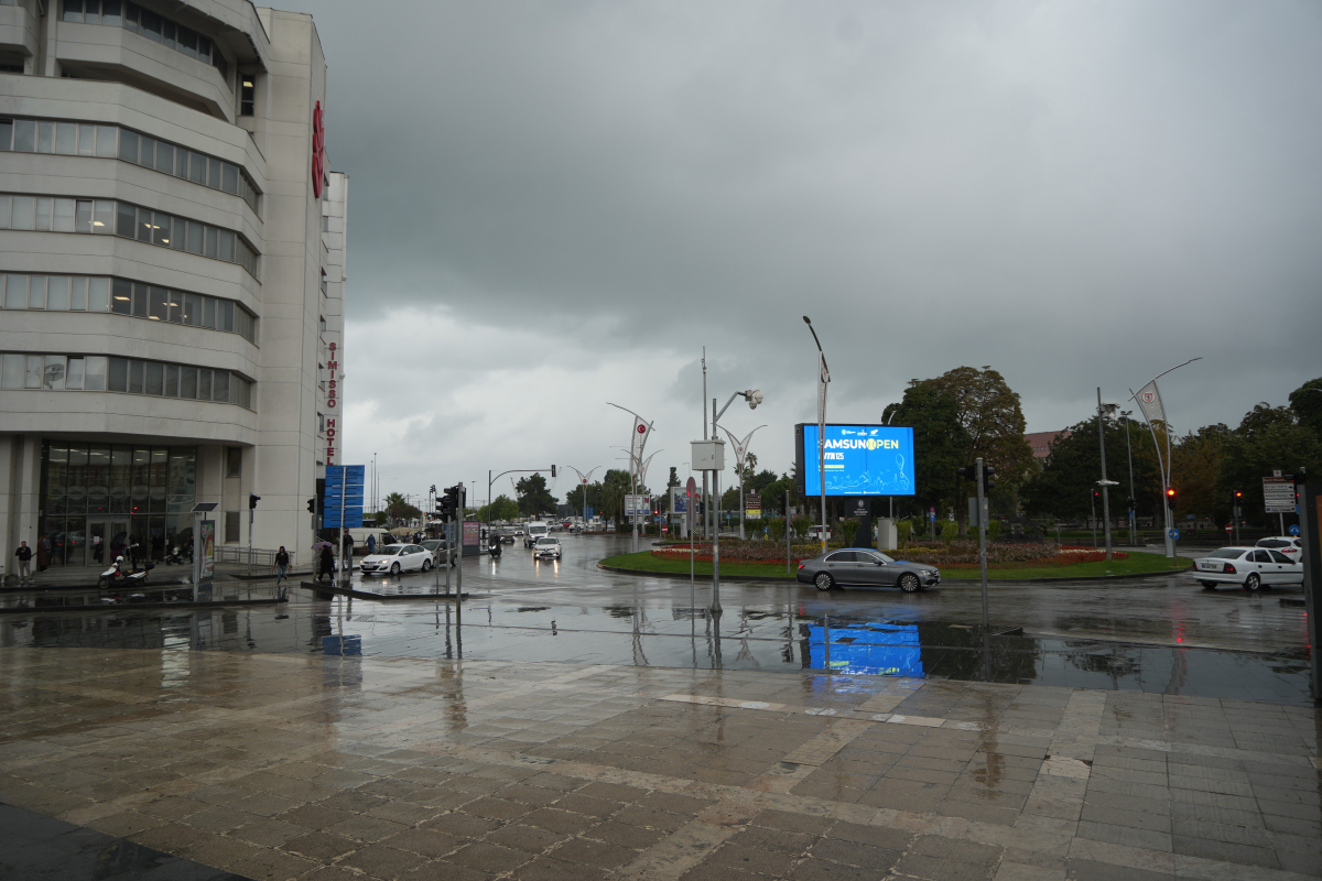 Samsun'da sağanak yağış etkili oldu