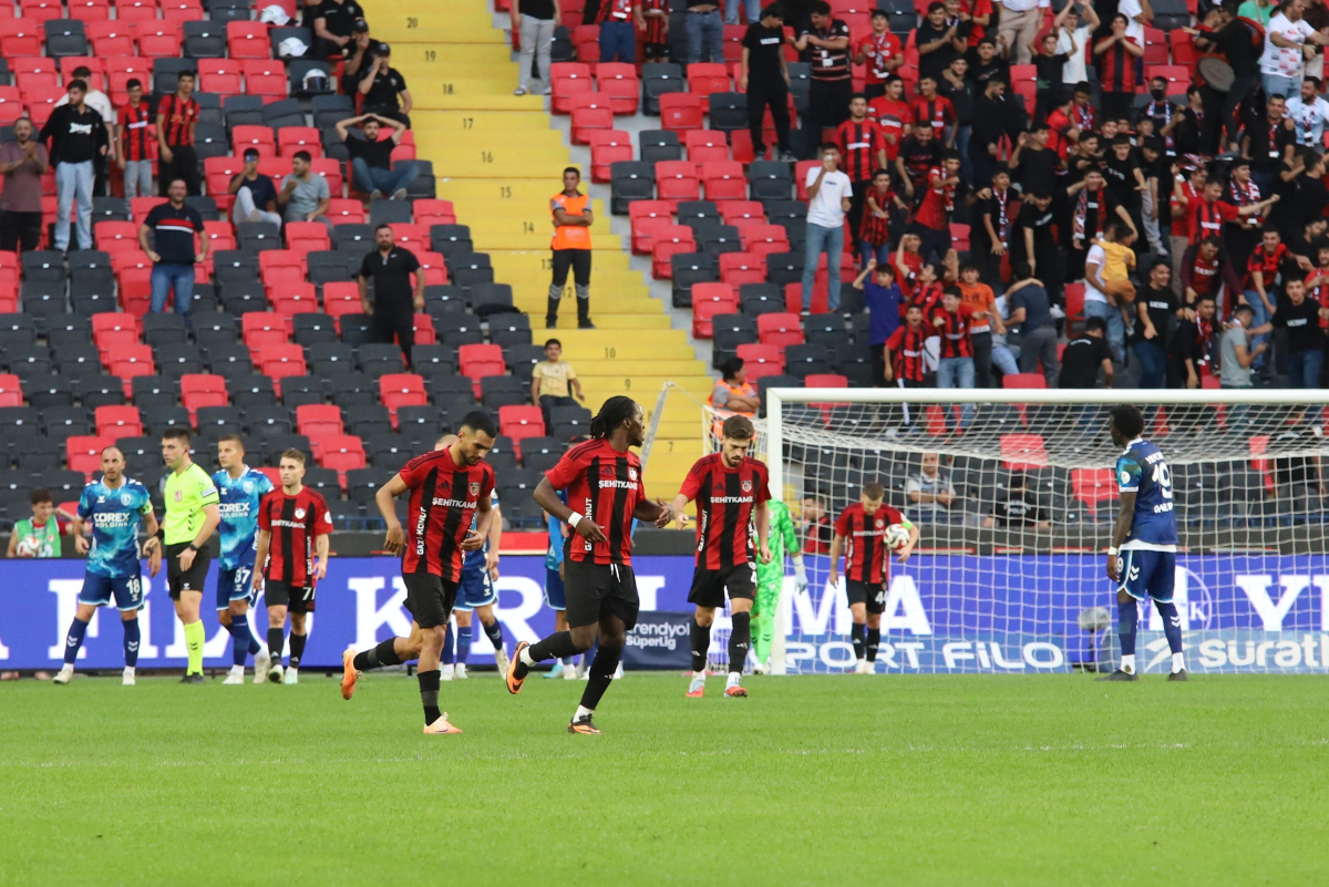 Trendyol Süper Lig: Gaziantep FK: 1 - Samsunspor: 2 (İlk yarı)