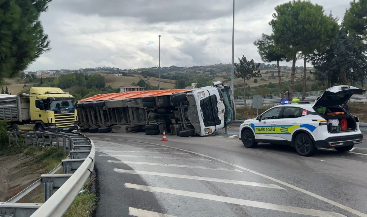 Samsun'da çöp yüklü tır devrildi, çöpler yola savruldu