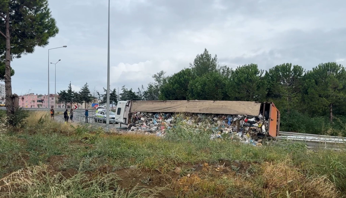 Samsun'da çöp yüklü tır devrildi, çöpler yola savruldu