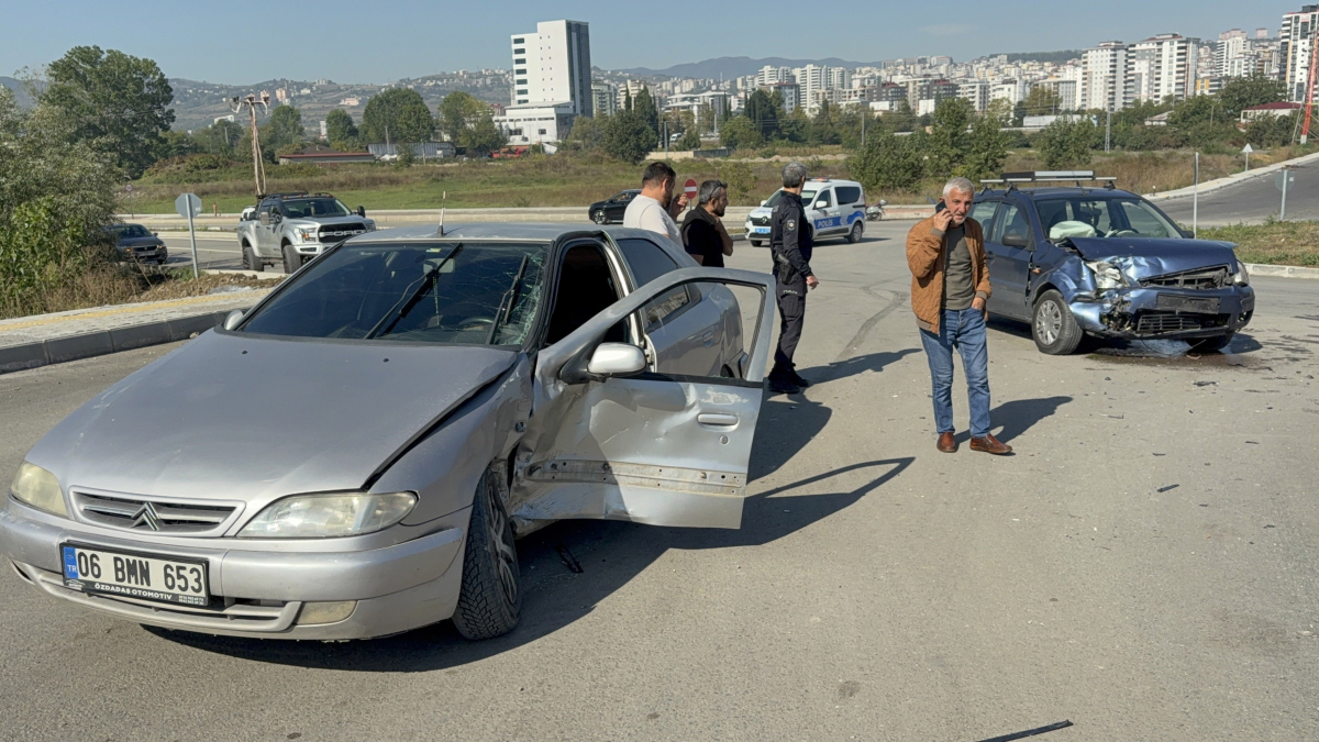 Samsun'da 2 otomobil çarpıştı: 2 yaralı