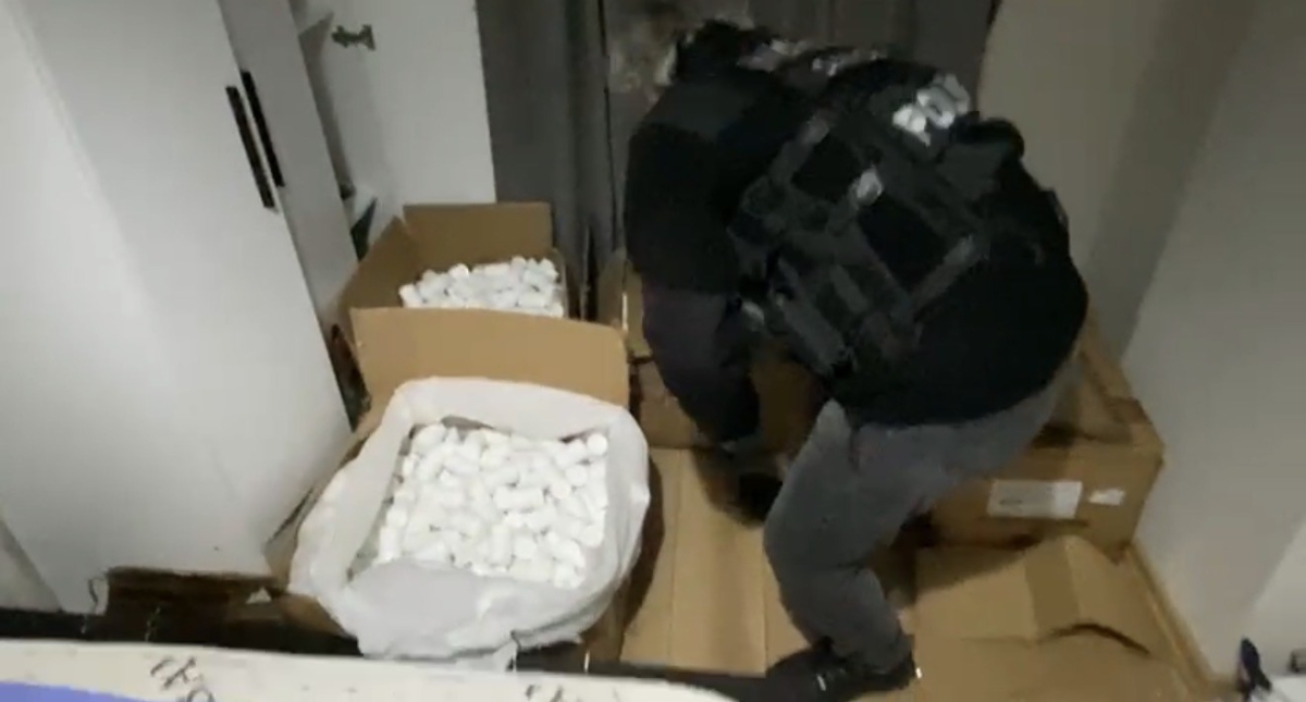 Yatak odasına istiflenmiş 103 bin adet uyuşturucu hap ele geçti