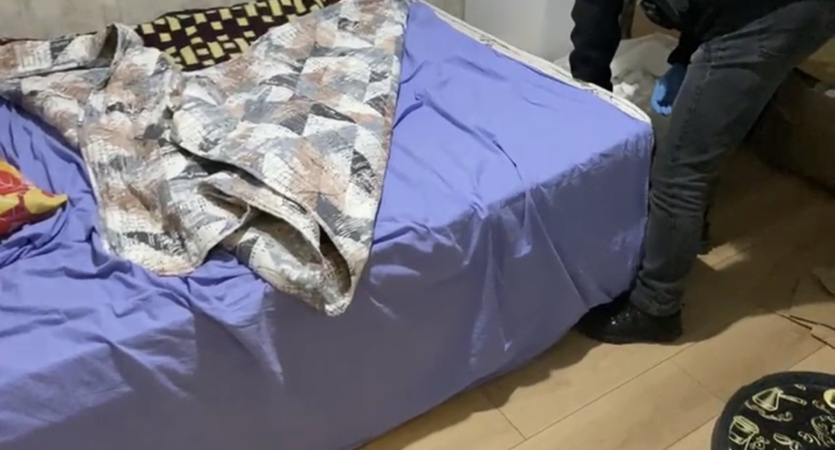 Yatak odasına istiflenmiş 103 bin adet uyuşturucu hap ele geçti
