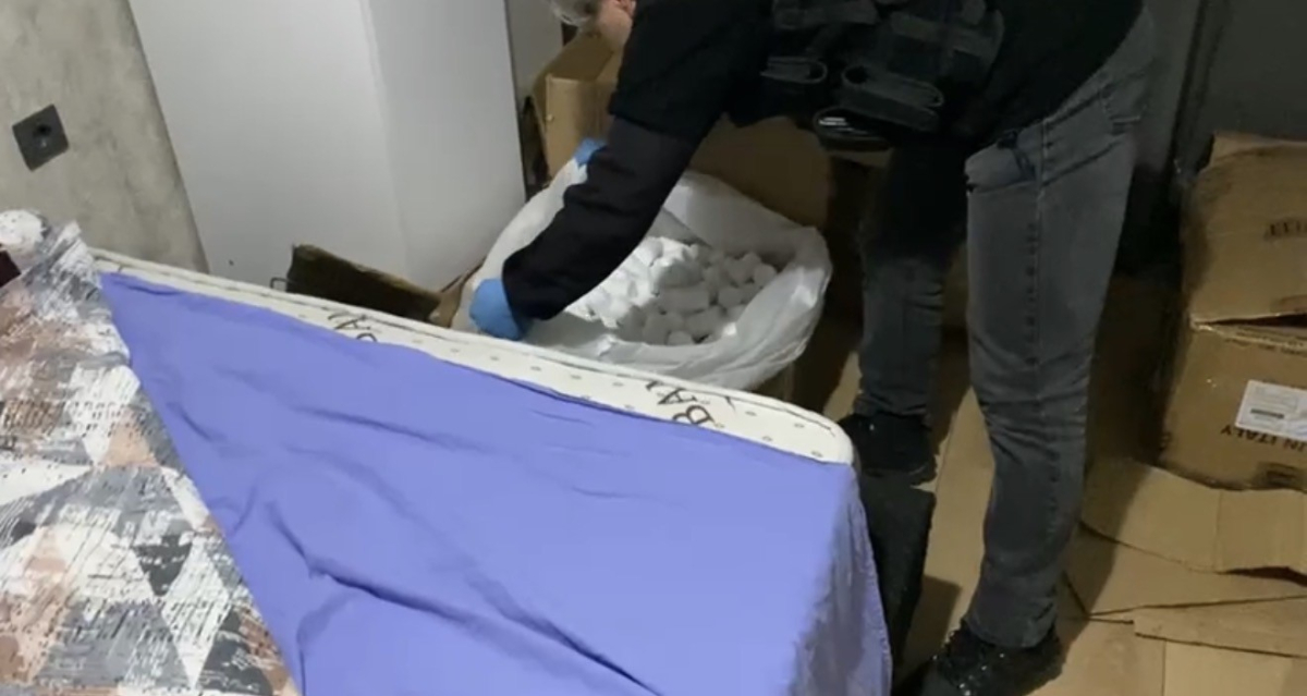 Yatak odasına istiflenmiş 103 bin adet uyuşturucu hap ele geçti