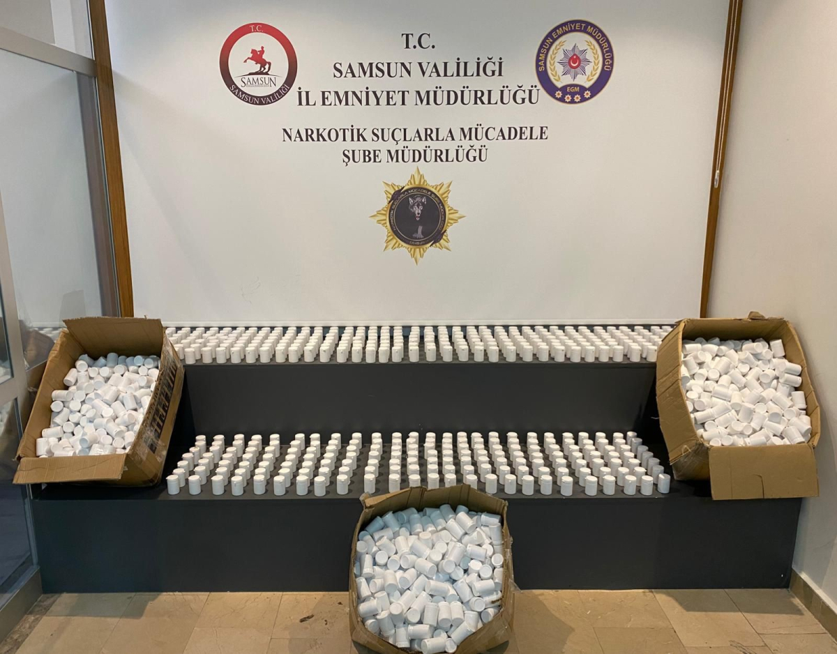 Yatak odasına istiflenmiş 103 bin adet uyuşturucu hap ele geçti
