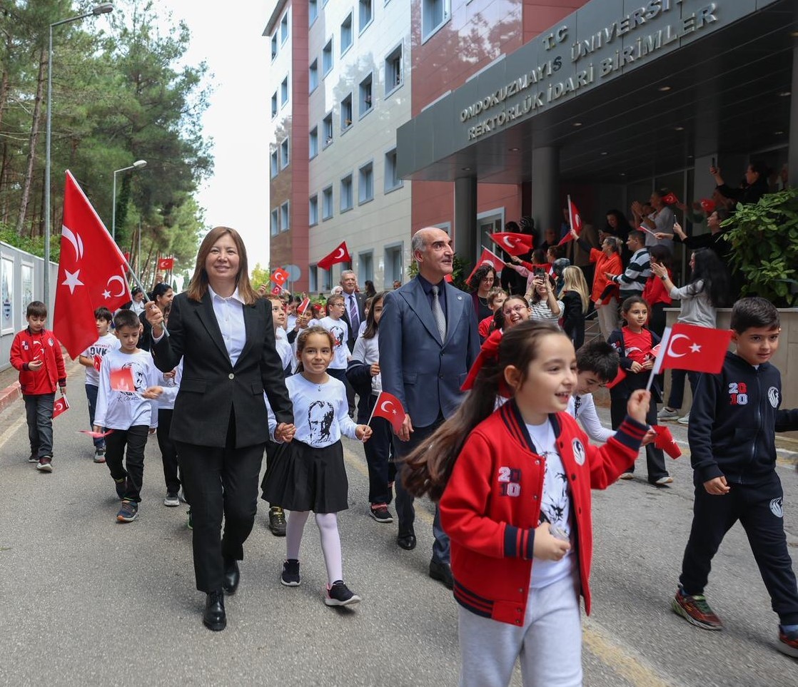 OMÜ'de Cumhuriyet Yürüyüşü