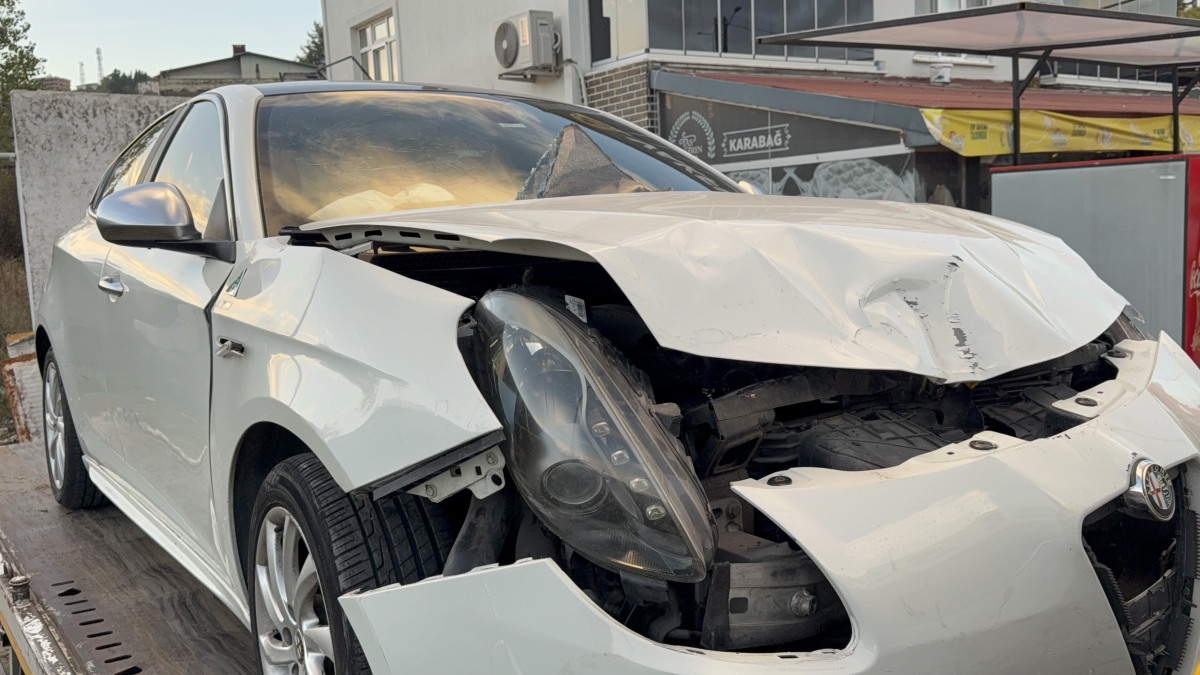 Kavşakta iki otomobil çarpıştı: 2 yaralı