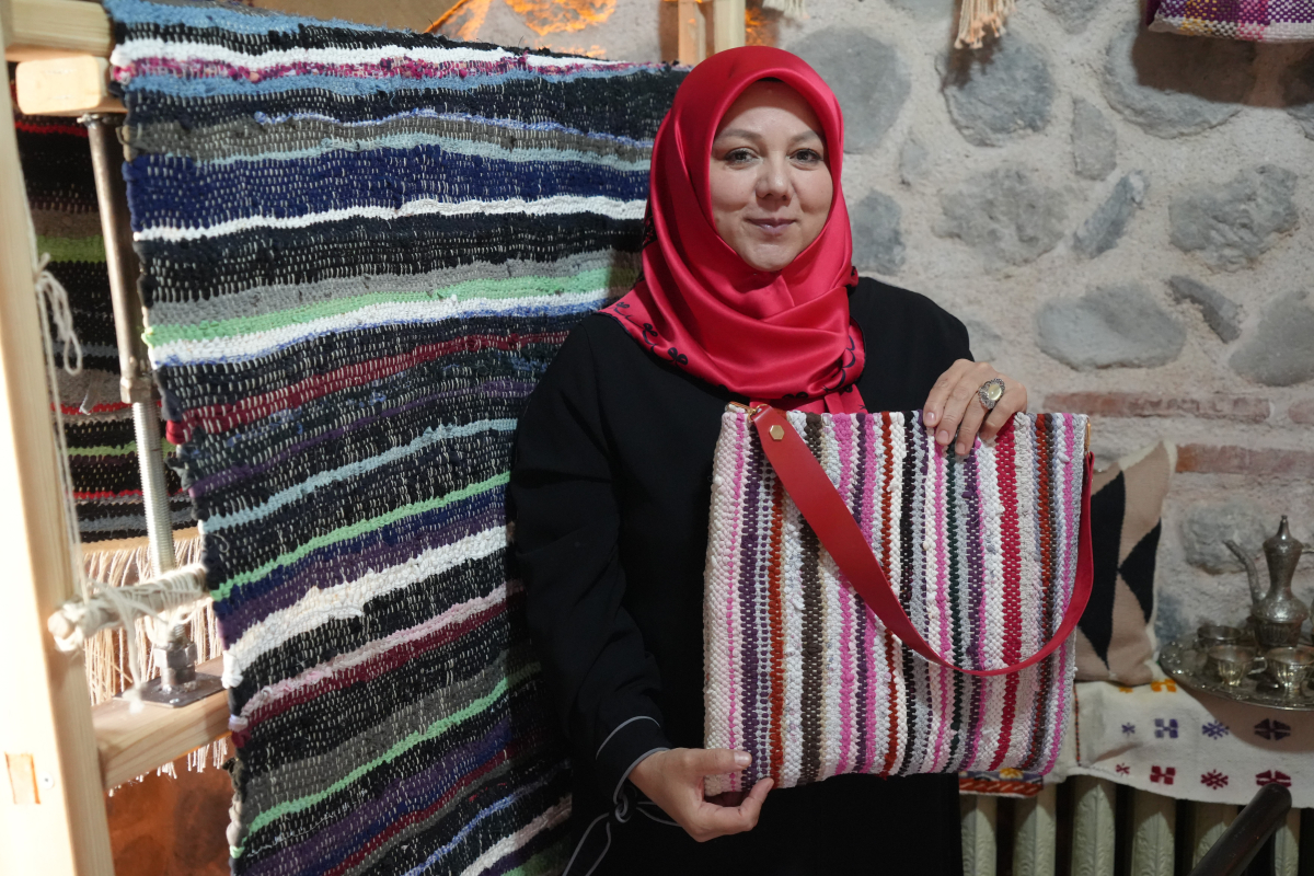 Çöpe gidecek malzemeler onun ellerinde geleneksel kilime dönüşüyor