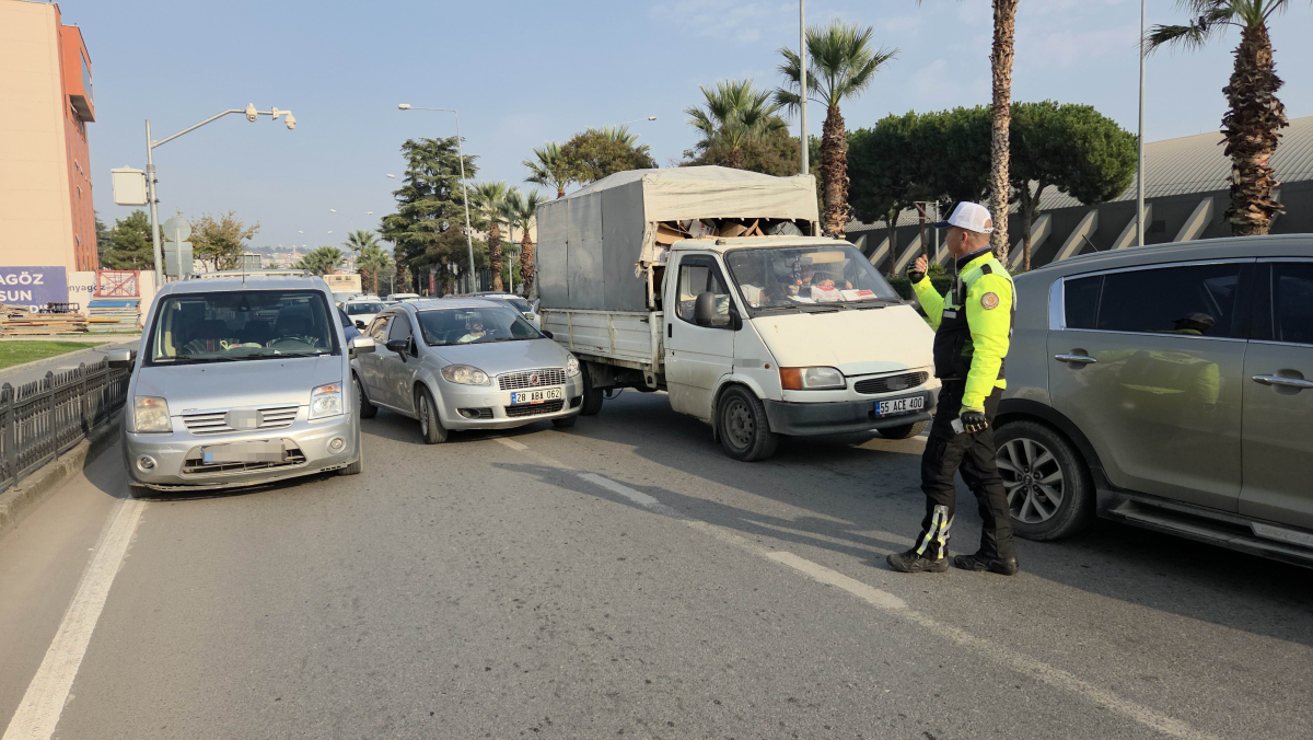 Aracını ana yola park ederek