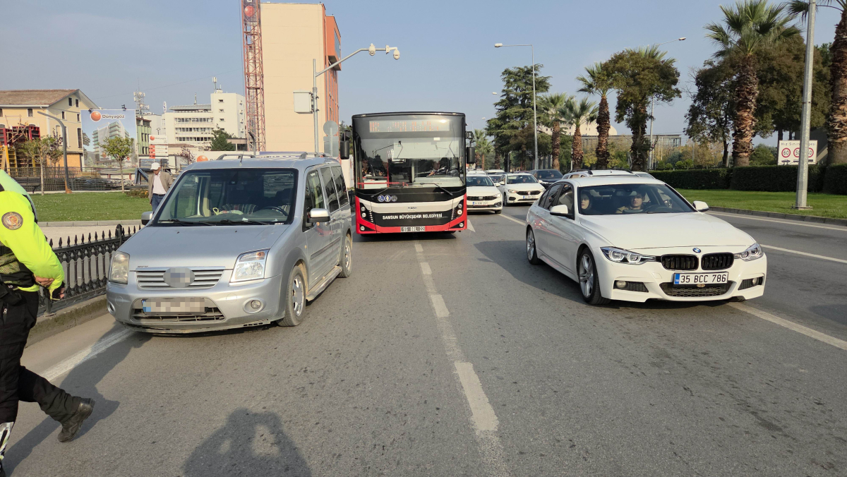 Aracını ana yola park ederek