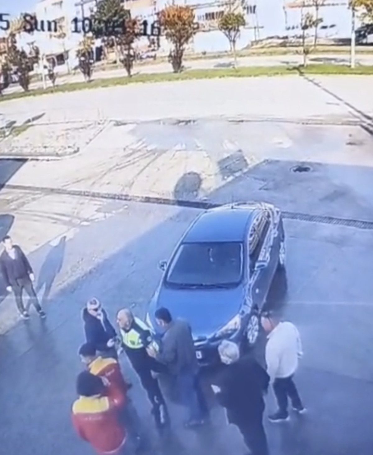 Dikkatsiz sürücünün polise çarpma anı kamerada