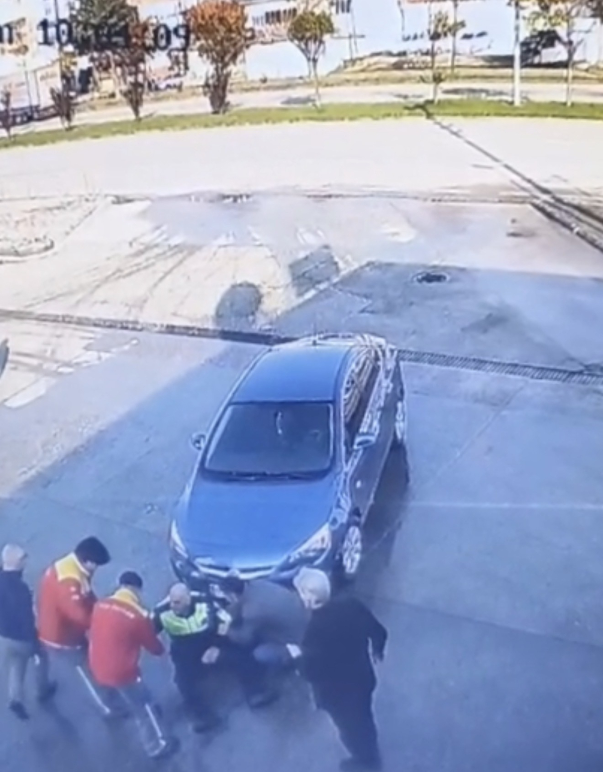 Dikkatsiz sürücünün polise çarpma anı kamerada
