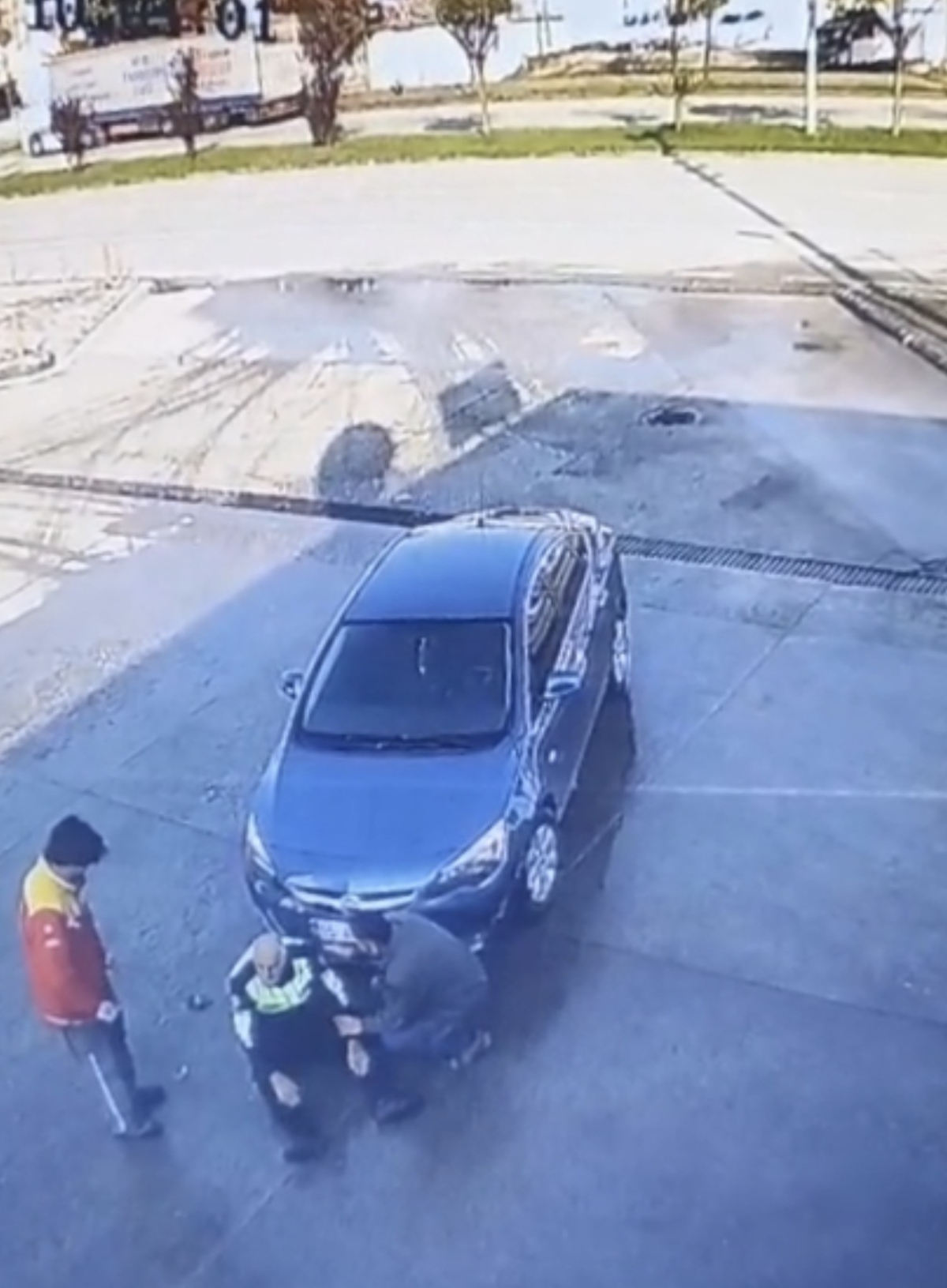 Dikkatsiz sürücünün polise çarpma anı kamerada