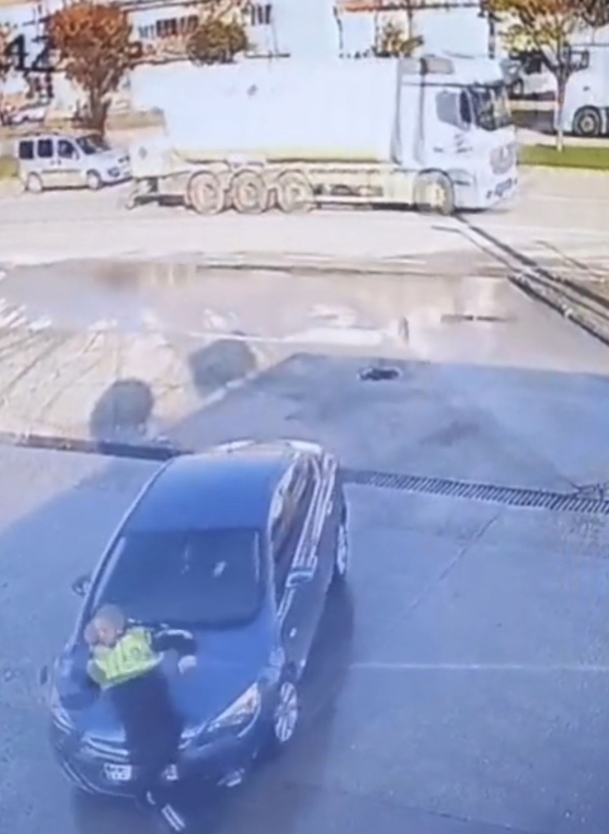 Dikkatsiz sürücünün polise çarpma anı kamerada