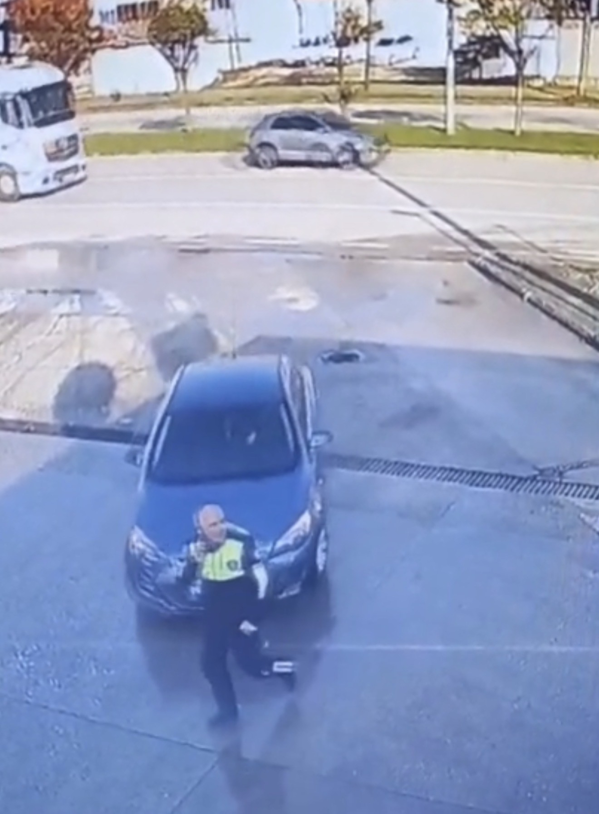 Dikkatsiz sürücünün polise çarpma anı kamerada