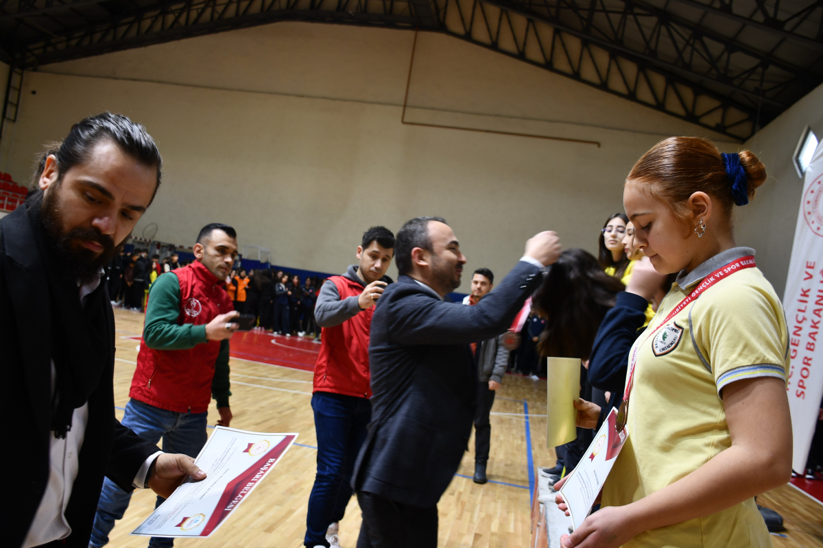 Vezirköprü’de okul sporlarında ödül heyecanı
