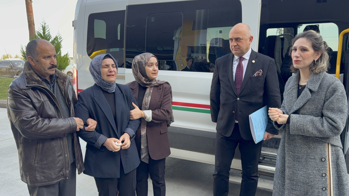 Akaryakıt istasyonu faciasında keşif: Acılı anne olay yerine ilk kez geldi, gözyaşlarına boğuldu