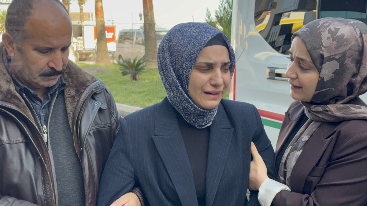 Akaryakıt istasyonu faciasında keşif: Acılı anne olay yerine ilk kez geldi, gözyaşlarına boğuldu