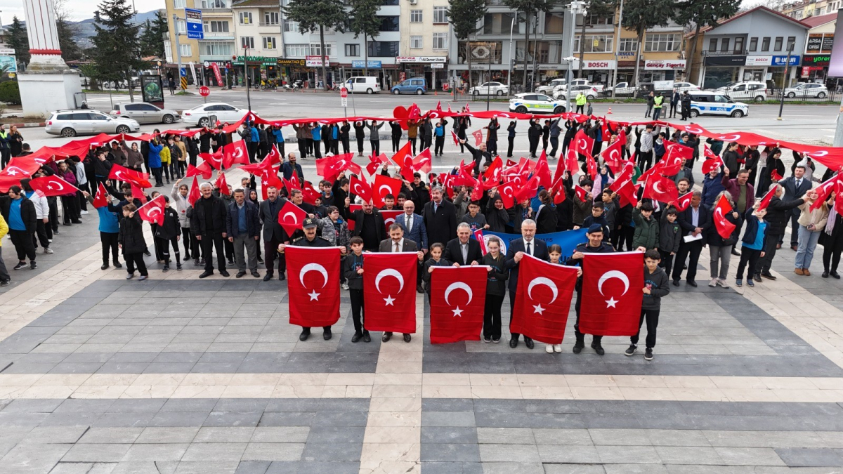 Bayrak Sevgisi Haftasında coşkulu yürüyüş