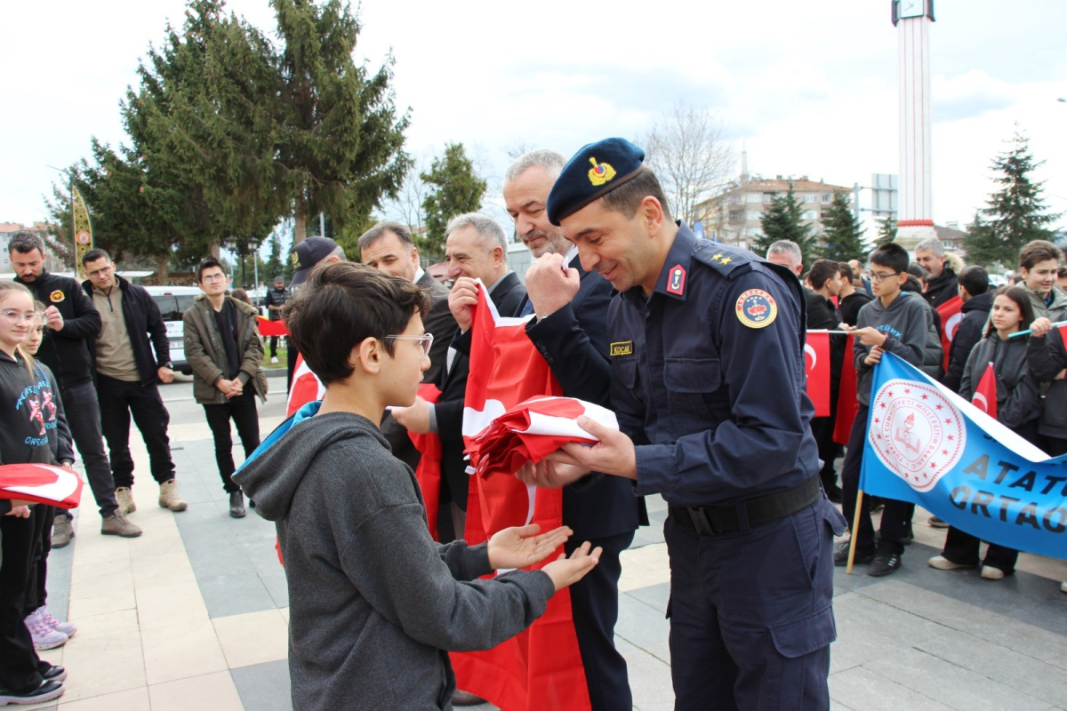 Bayrak Sevgisi Haftasında coşkulu yürüyüş
