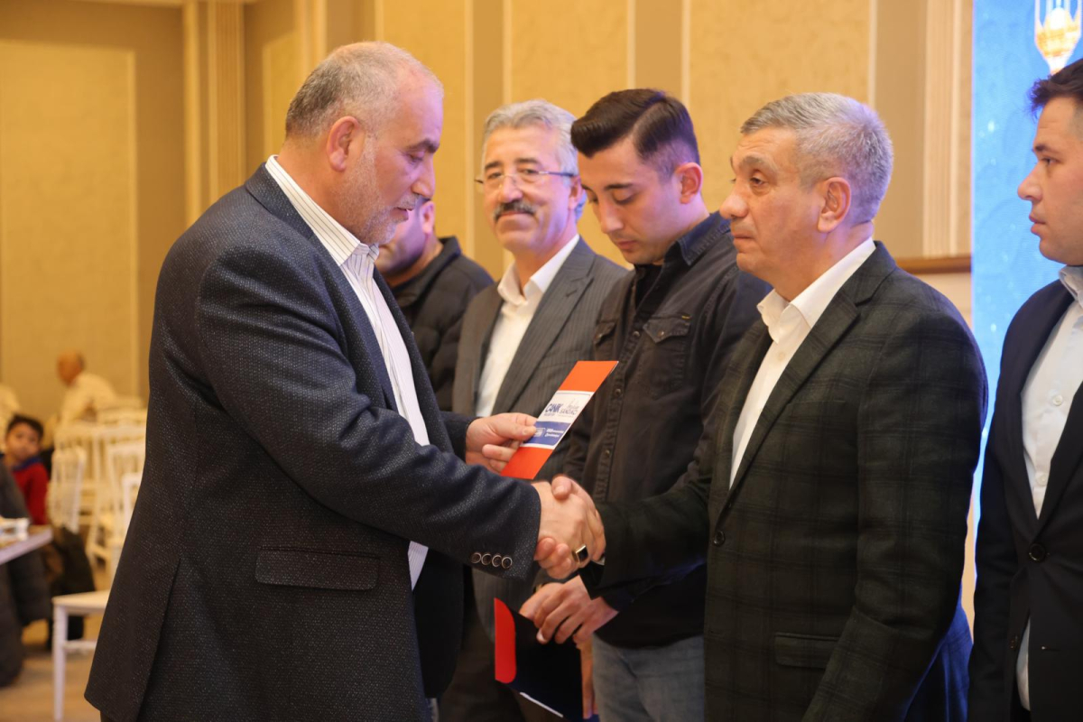 Canik Belediye Başkanı İbrahim Sandıkçı, belediye personeliyle iftar programında buluştu.