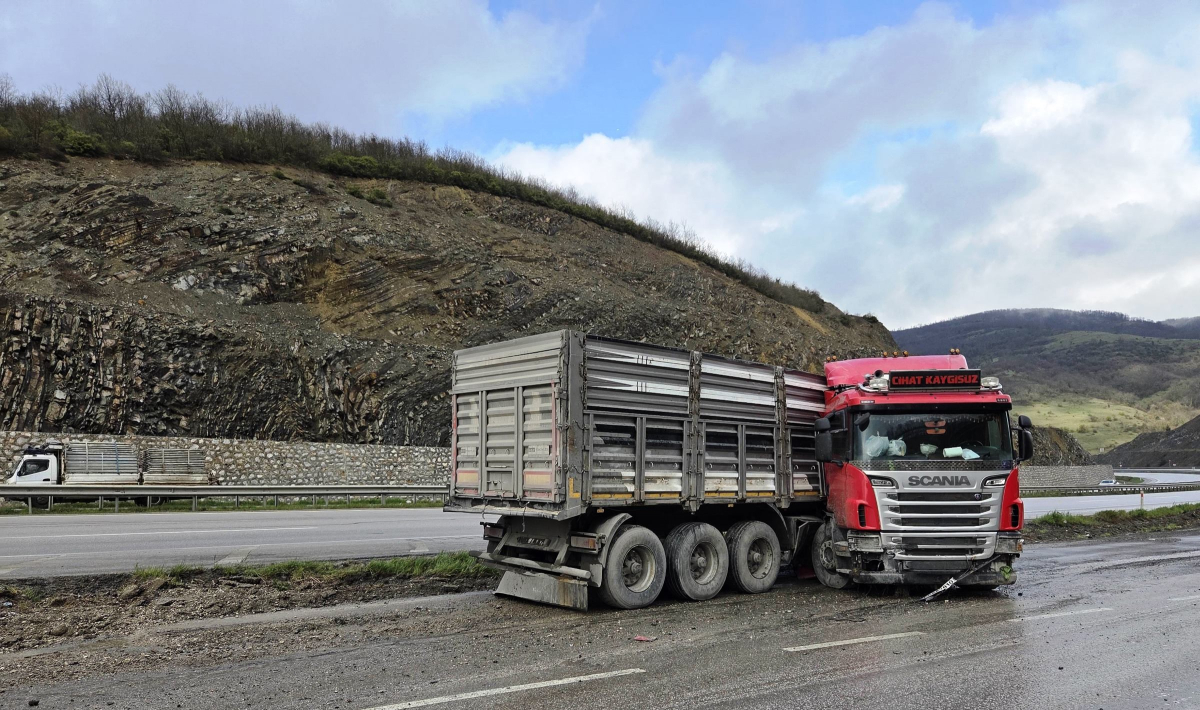 Kavak’ta Yağış Nedeniyle Kontrolden Çıkan Tır Kaza Yaptı: 1 Yaralı