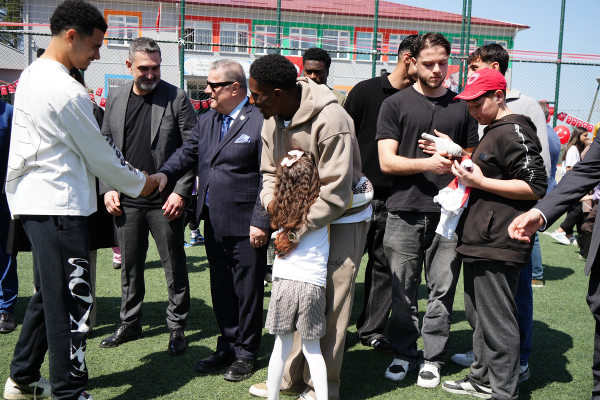 Samsunsporlu Futbolcular 23 Nisan’ı Miniklerle Kutladı