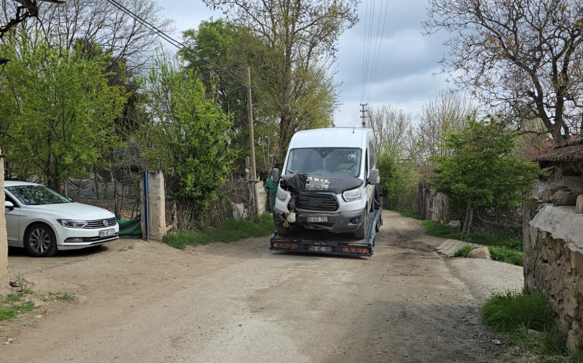 Vezirköprü’de Servis Aracı Direğe Çarptı: 11’i Öğrenci 12 Yaralı
