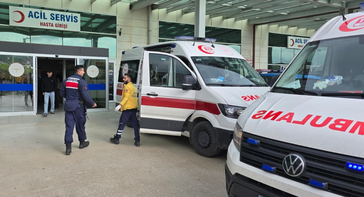 Vezirköprü’de Servis Aracı Direğe Çarptı: 11’i Öğrenci 12 Yaralı