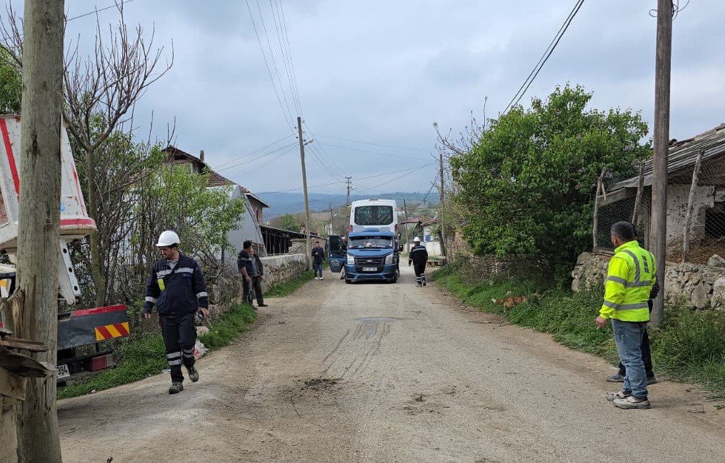 Vezirköprü’de Servis Aracı Direğe Çarptı: 11’i Öğrenci 12 Yaralı